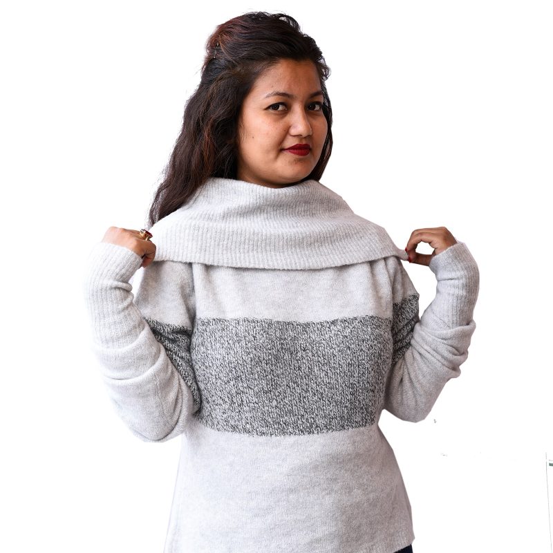 Woman wearing a grey knitted jumper